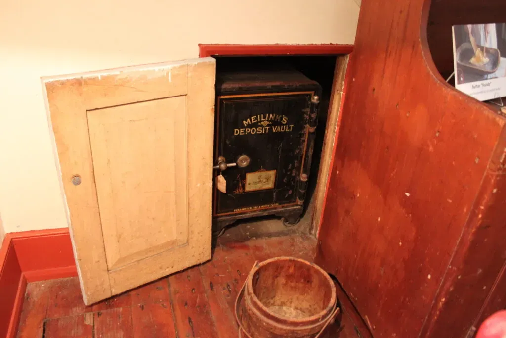 Kitchen Ell Safe