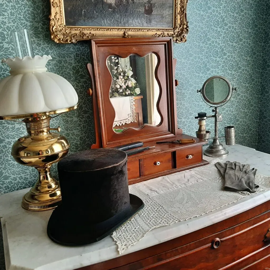 Master Bedroom Shaving Set
