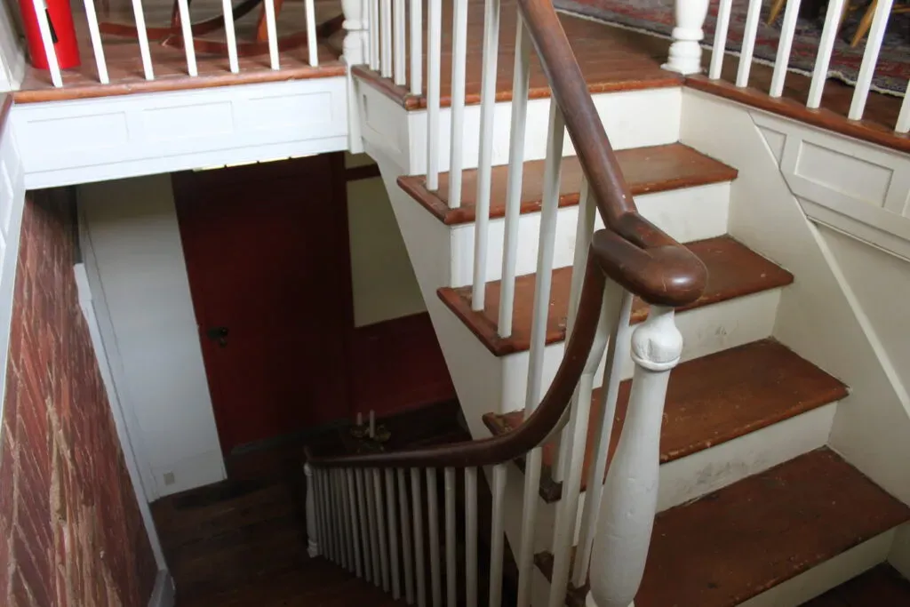 Library to Kithen Ell Stairs