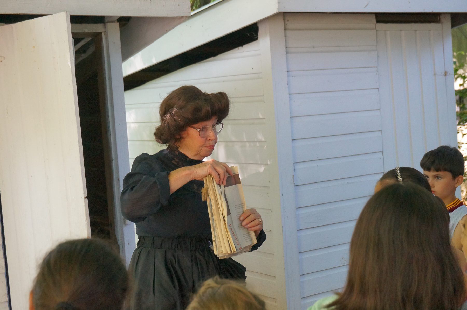 Boogersburg School docent hosts Radio Park Elementary