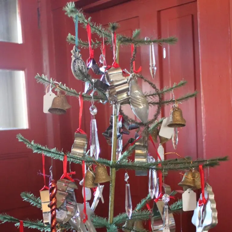 CONNIE'S ANTIQUES & COLLECTIBLES