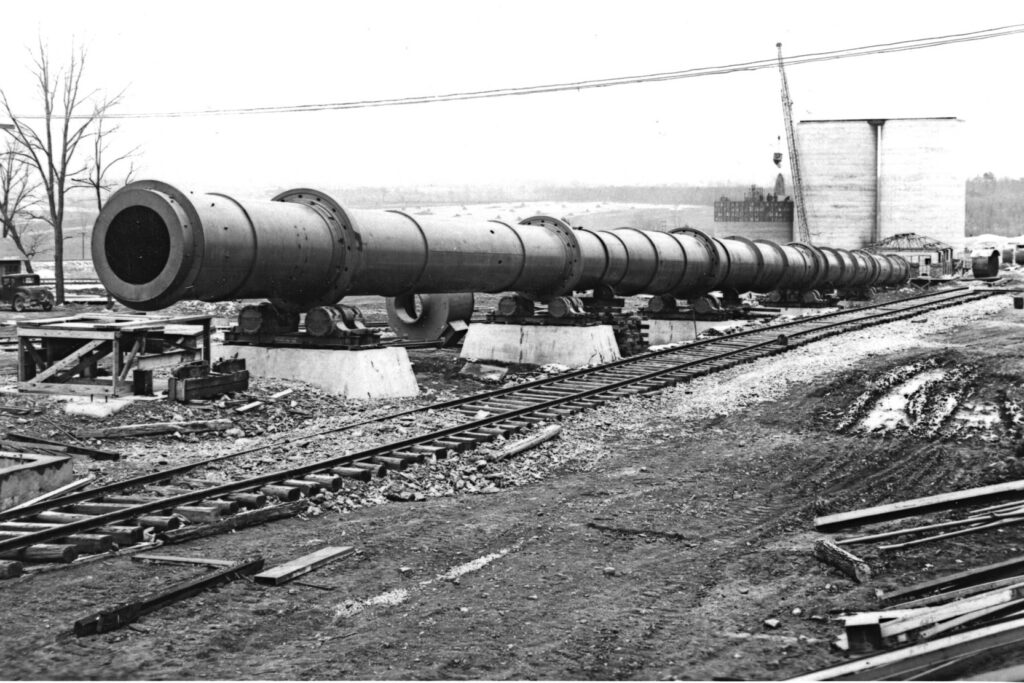 The “Big Revolver” was the first kiln at Chemical Lime Plant 3. Put into operation in 1937, it was 400 feet long and
