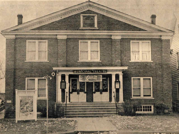 The Milheim Theatre, also known as the Municipal Theatre, was a popular venue for moviegoers in the area. (Centre